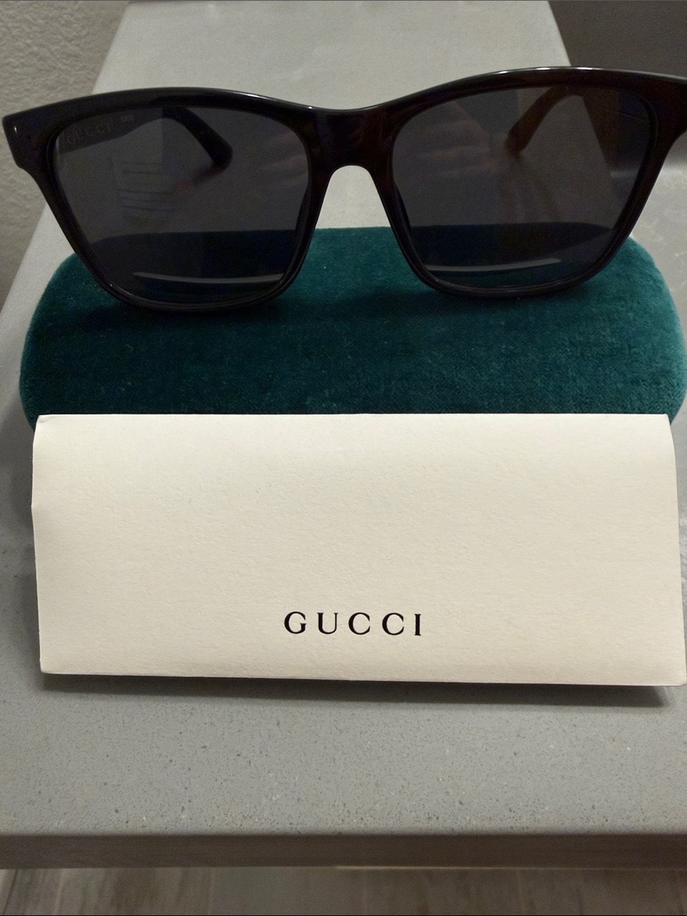Authentic Men’s Gucci Black Frame Sunglasses With Signature Green & Red stripe - Picture 2 of 7